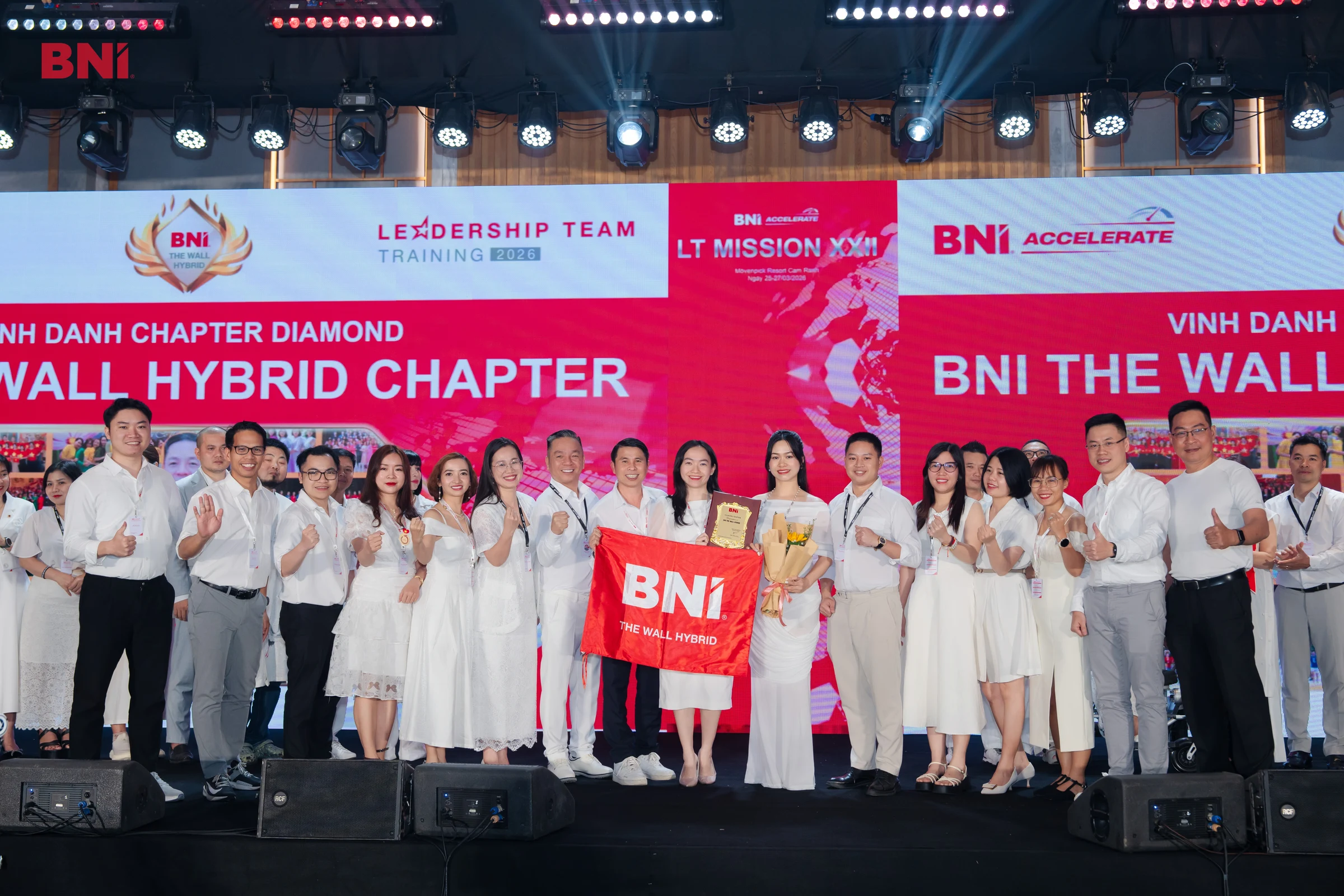 Tập thể thành viên BNI trên sân khấu
