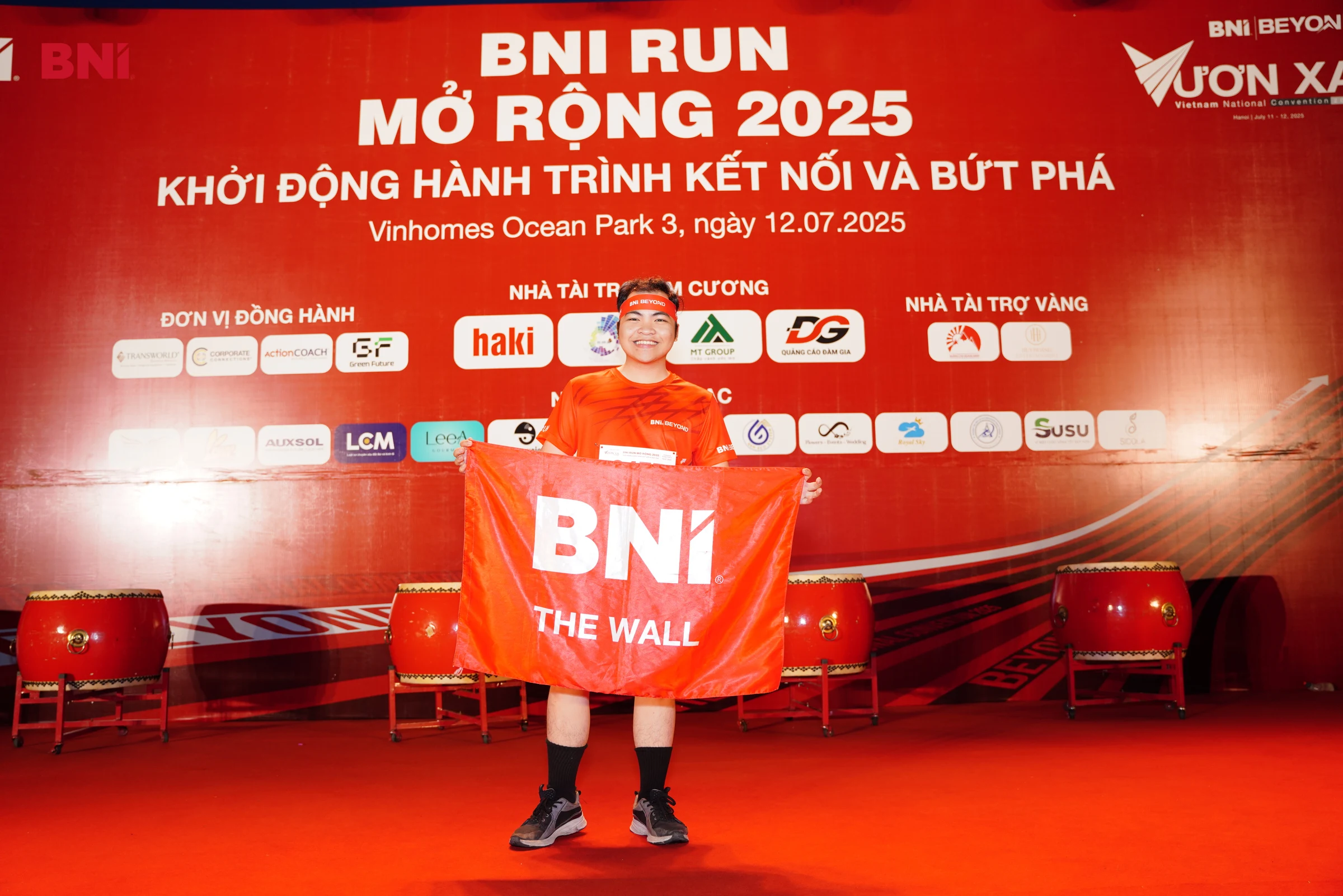 Giang cầm cờ BNI tại sự kiện chạy