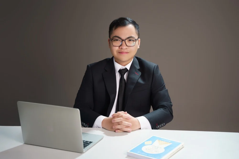 Giang ngồi làm việc bên laptop