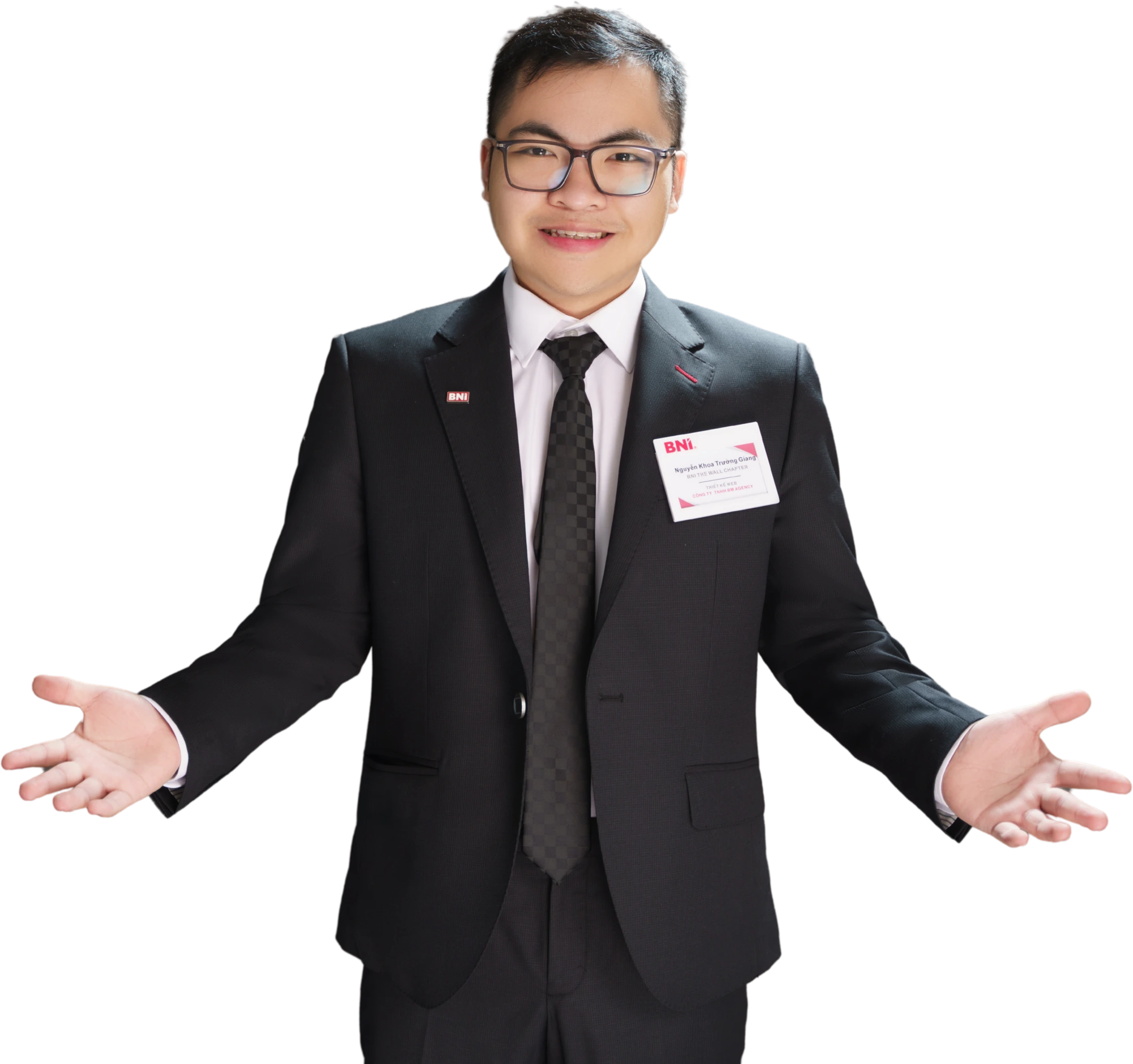 Chân dung Giang mặc vest, hai tay mở rộng